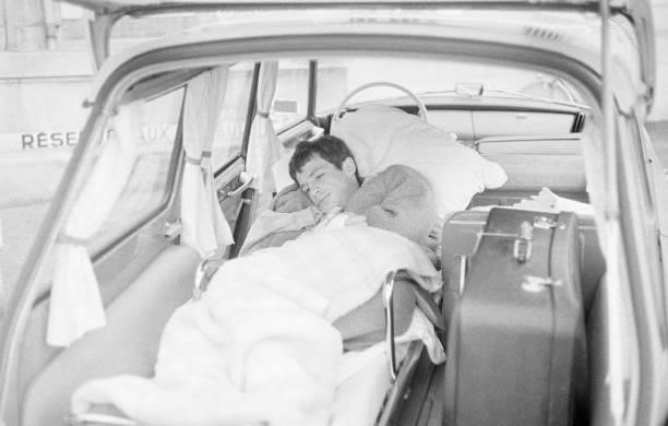 France, 26 février 1960 --- Jean-Paul BELMONDO hospitalisé après son accident de voiture avec Jérôme RICHARD 10 ans, le fils de Jeanne MOREAU, à bord...
