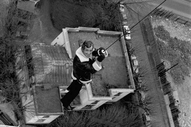 Jean-Paul Belmondo suspendu à un hélicoptère lors du tournage du film 'Peur sur la ville' réalisé par Henri Verneuil le 5 décembre 1974 à Paris,...