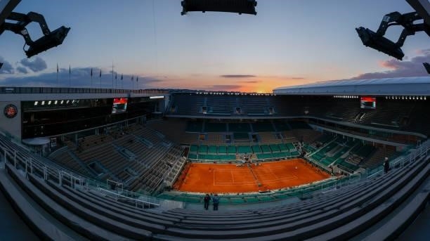 June 2021, France, Paris: Tennis: Grand Slam/ATP Tour - French Open, men's singles, 3rd round, Koepfer - Federer . The sun is setting behind Centre...
