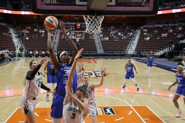 Jonquel Jones of the Connecticut Sun drives to the basket against the New York Liberty on June 5, 2021 at Mohegan Sun Arena in Uncasville,...