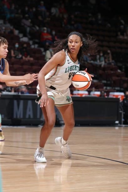 Betnijah Laney of the New York Liberty handles the ball against the Connecticut Sun on June 5, 2021 at Mohegan Sun Arena in Uncasville, Connecticut....