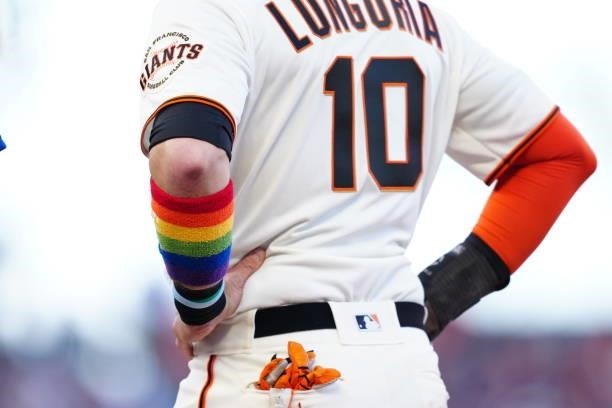 Evan Longoria of the San Francisco Giants wears an armband in Pride colors during the game between the Chicago Cubs and the San Francisco Giants at...