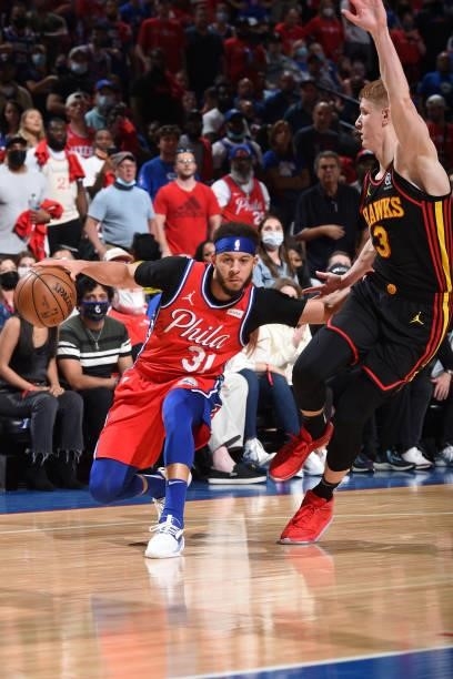 Seth Curry of the Philadelphia 76ers handles the ball against the Atlanta Hawks during Round 2, Game 1 of the Eastern Conference Playoffs on June 6,...