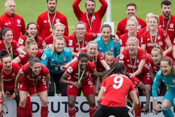 The team of FC Bayern Muenchen celebrates the Bundesliga championship after winning the FLYERALARM Frauen Bundesliga match between FC Bayern Muenchen...