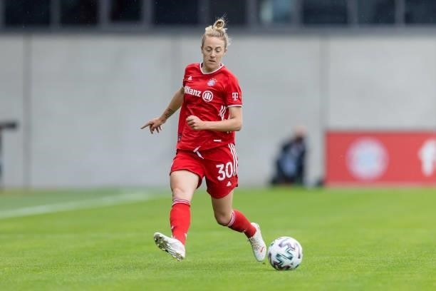 Carolin Simon of FC Bayern Munich controls the ball during the FLYERALARM Frauen Bundesliga match between FC Bayern Muenchen and Eintracht Frankfurt...