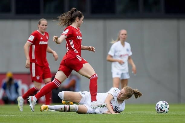 Sarah Zadrazil of FC Bayern Munich and Sjoeke Nuesken of Eintracht Frankfurt battle for the ball during the FLYERALARM Frauen Bundesliga match...
