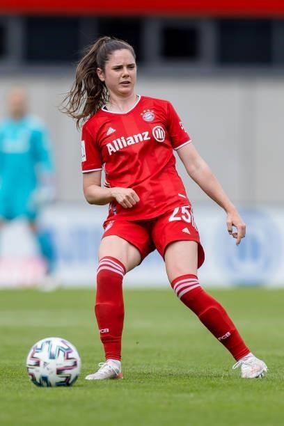 Sarah Zadrazil of FC Bayern Munich controls the ball during the FLYERALARM Frauen Bundesliga match between FC Bayern Muenchen and Eintracht Frankfurt...