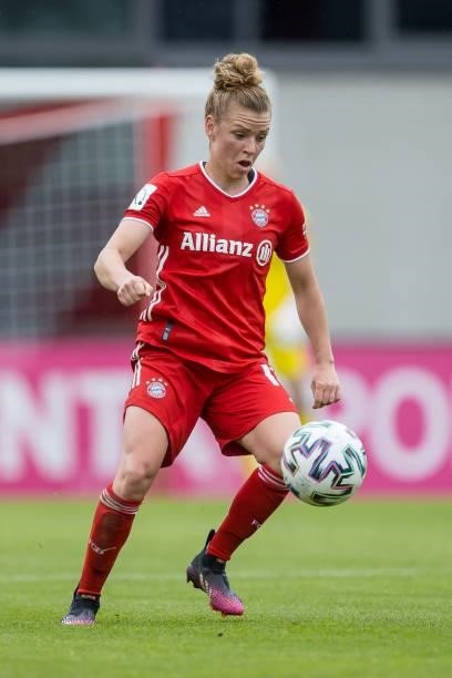 Linda Dallmann of FC Bayern Munich controls the ball during the FLYERALARM Frauen Bundesliga match between FC Bayern Muenchen and Eintracht Frankfurt...