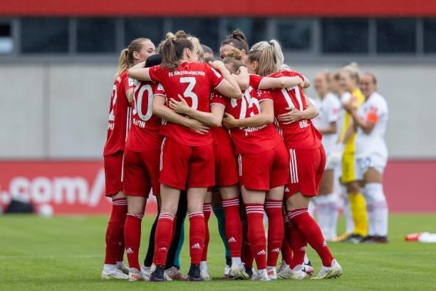 The player's of Bayern Munich form a circle during the FLYERALARM Frauen Bundesliga match between FC Bayern Muenchen and Eintracht Frankfurt at FCB...