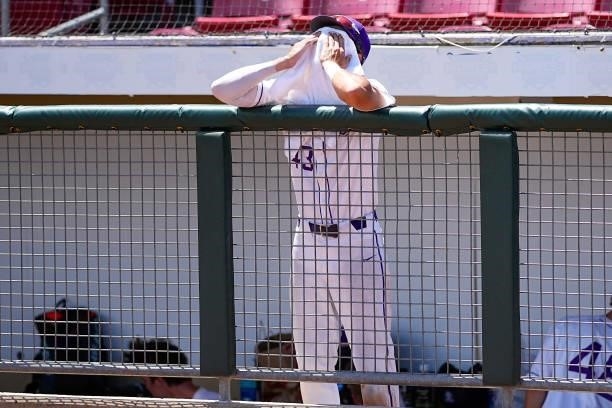 Mike Wallace of St. Thomas buries his face in a towel following the teams loss against Salisbury during the Division III Men's Baseball Championship...
