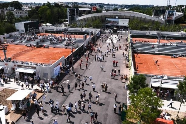 June 2021, France, Paris: Tennis: Grand Slam, French Open. Visitors walk through the tournament site. Due to the new Corona rules since June 9 more...