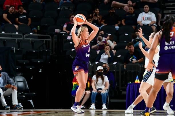Sophie Cunningham of the Phoenix Mercury handles the ball during the game against the Dallas Wings on June 11, 2021 at Phoenix Suns Arena in Phoenix,...