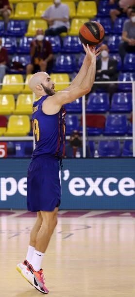 Nick Calathes of FC Barcelona controls the ball during the Liga ACB match between FC Barcelona and Tenerife on June 11, 2021 in Barcelona, Spain.