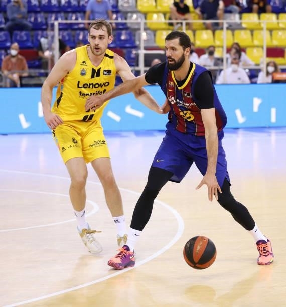 Nikola Mirotic of FC Barcelona and Tyler Cavanaugh of Lenovo Tenerife battle for the ball during the Liga ACB match between FC Barcelona and Tenerife...