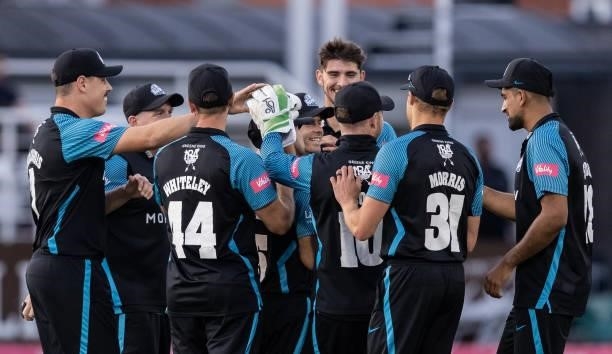 Josh Tongue of Worcestershire Rapids celebrates with his team mates after taking the wicket of Richard Levi of Northamptonshire Steelbacks with the...