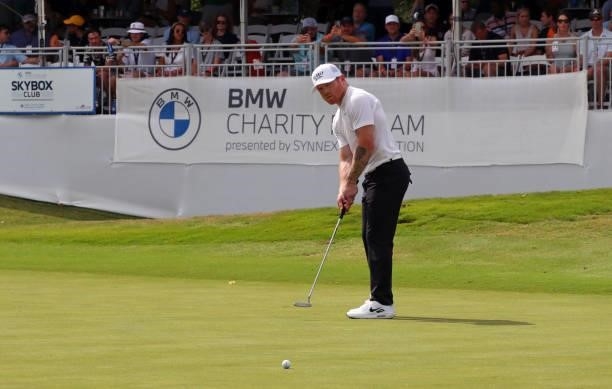 Boxer Canelo Alvarez of Mexico putts on the 18th hole during the third round of the BMW Charity Pro-Am presented by Synnex Corporation at the...
