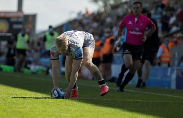 Sale Sharks' Arron Reed scores his sides third try during the Gallagher Premiership Rugby match between Exeter Chiefs and Sale at Sandy Park on June...
