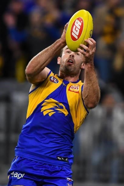 Shannon Hurn of the Eagles marks the ball during the 2021 AFL Round 13 match between the West Coast Eagles and the Richmond Tigers at Optus Stadium...