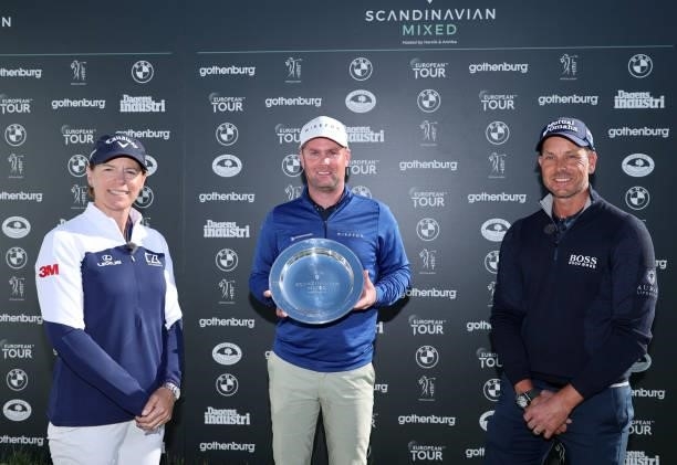 Jonathan Caldwell of Northern Ireland poses with the trophy and Annika Sorenstam and Henrik Stenson of Sweden after his win during the final round of...