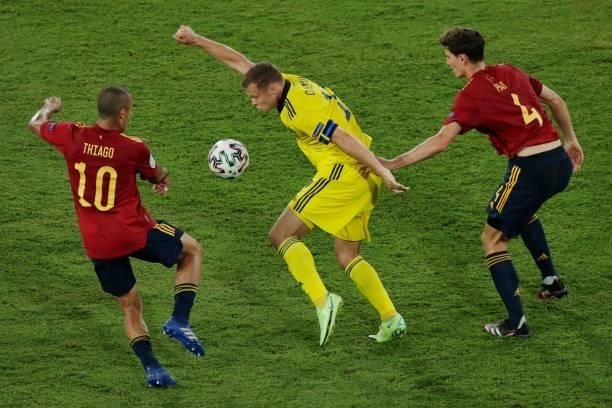 Sweden's midfielder Viktor Claesson is marked by Spain's defender Pau Torres and Spain's midfielder Thiago Alcantara during the UEFA EURO 2020 Group...