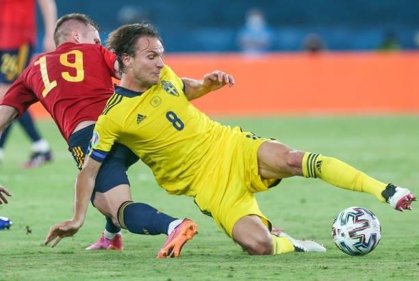 June 2021, Spain, Sevilla: Football: European Championship Group E, Spain - Sweden: Sweden's Albin Ekdal battles for the ball with Spain's Thiago...