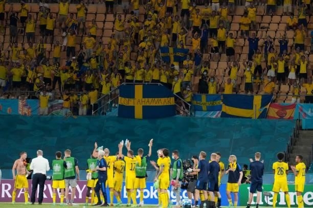 Sweden's players greet the fans following the UEFA EURO 2020 Group E football match between Spain and Sweden at La Cartuja Stadium in Sevilla on June...
