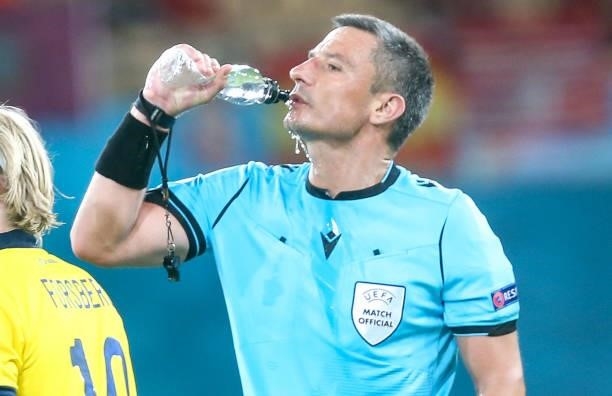 June 2021, Spain, Sevilla: Football: European Championship Group E, Spain - Sweden: Referee Slavko Vincic drinks water. Important: For editorial news...
