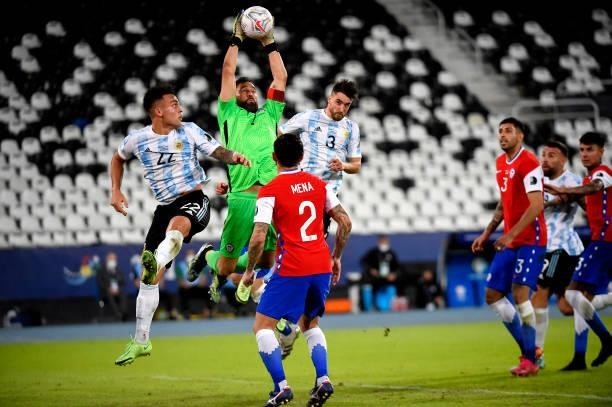 Claudio Bravo of Chile comptes against Nicolas Tagliafico and Lautaro Martinez of Argentina ,during the match between Argentina and Chile as part of...