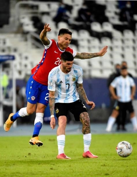 Rodrigo De Paul of Argentina competes for the ball against Charles Aranguiz of Chile during the match between Argentina and Chile as part of Conmebol...
