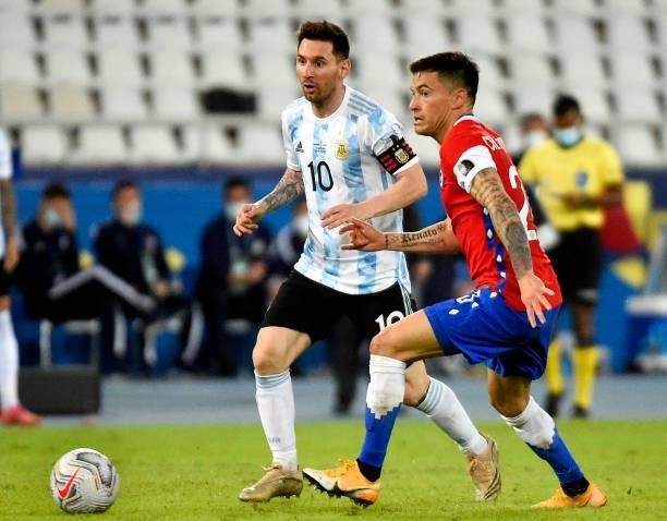 Lionel Messi of Argentina competes for the ball against Charles Aranguiz of Chile during the match between Argentina and Chile as part of Conmebol...