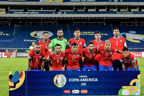 Chilean players pose for a photo before the match against Argentina at the Engenhão stadium, for the Copa América 2021, on June 14, 2021 in Rio de...