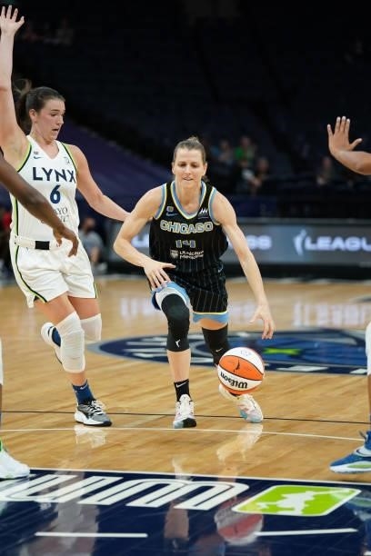 Allie Quigley of the Chicago Sky drives to the basket against the Minnesota Lynx on June 15, 2021 at Target Center in Minneapolis, Minnesota. NOTE TO...