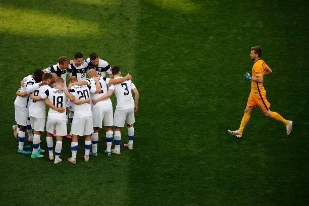 Finland's goalkeeper Lucas Hradecky joins the team huddle prior to the UEFA EURO 2020 Group B football match between Finland and Russia at the Saint...