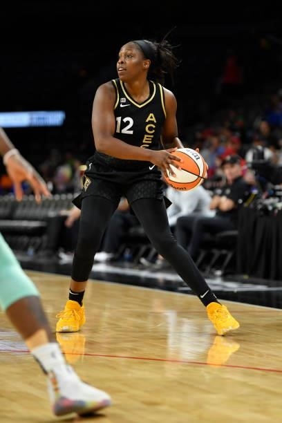 Chelsea Gray of the Las Vegas Aces handles the ball during the game against the New York Liberty on June 17, 2021 at Michelob ULTRA Arena in Las...