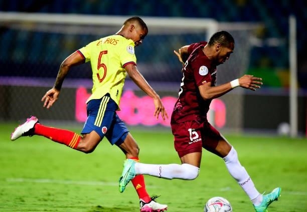 Jose Martinez of Venezuela competes for the ball with Wilmar Barrios of Colombia during the match between Colombia and Venezuela as part of Conmebol...