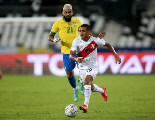 Yoshimar Yotun of Peru competes for the ball with Gabriel Barbosa of Brazil during the match between Brazil and Peru as part of the Conmebol Copa...