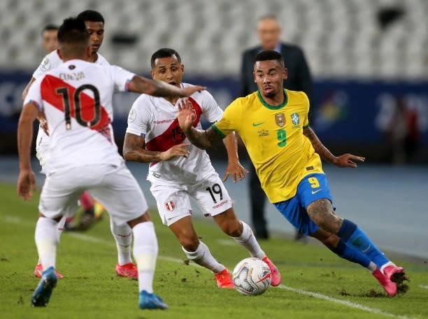Gabriel Jesus of Brazil competes for the ball with Yoshimar Yotun of Peru during the match between Brazil and Peru as part of the Conmebol Copa...