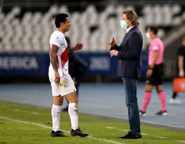 Ricardo Gareca Head Coach of Peru Talk with Gianluca Lapadula of Peru during the match between Brazil and Peru as part of the Conmebol Copa America...