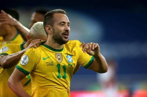 Everton Ribeiro of Brazil celebrates after scoring a goal with his team mates during the match between Brazil and Peru as part of the Conmebol Copa...
