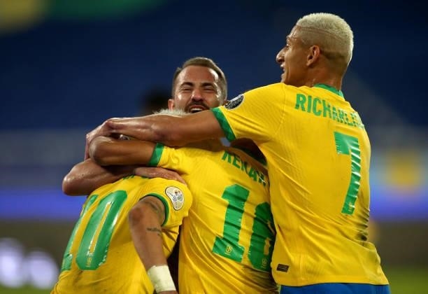 Everton Ribeiro of Brazil celebrates after scoring a goal with his team mates Neymar, Richarlison and Renan Lodi during the match between Brazil and...