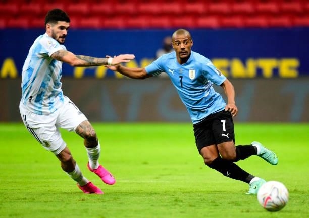 Nicolas De La Cruz of Uruguay competes for the ball with Rodrigo De Paul of Argentina during the match between Argentina and Uruguay as part of...