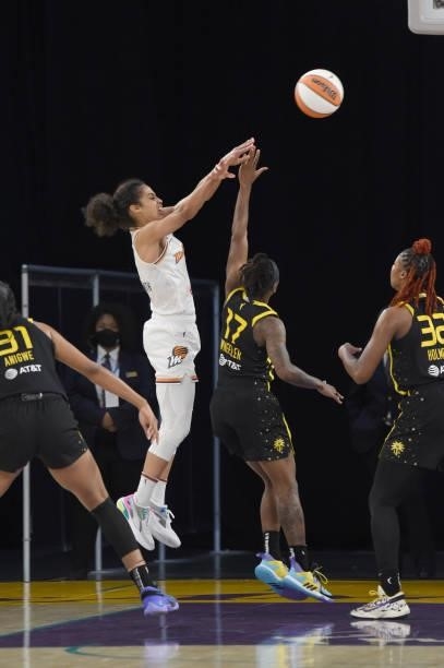 Skylar Diggins-Smith of the Phoenix Mercury shoots the ball against the Los Angeles Sparks on June 18, 2021 at the Los Angeles Convention Center in...