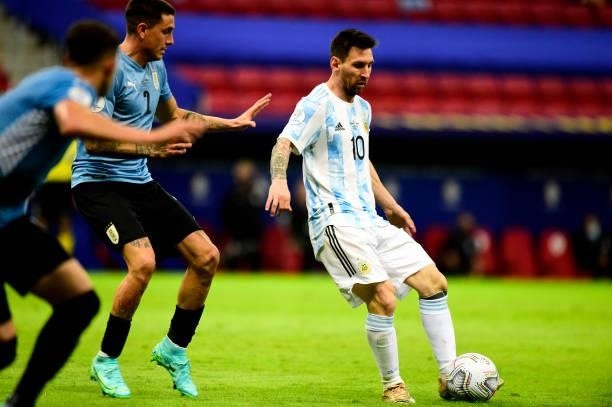 Lionel Messi of Argentina competes for the ball with Jose Gimenez of Uruguay during the match between Argentina and Uruguay as part of Conmebol Copa...