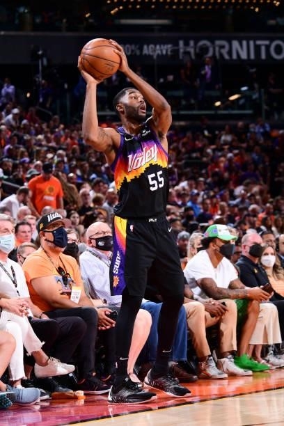 Twaun Moore of the Phoenix Suns inbounds the ball during the game against the LA Clippers during Game 1 of the Western Conference Finals of the 2021...