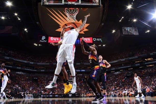 DeMarcus Cousins of the LA Clippers shoots the ball during the game against the Phoenix Suns during Game 1 of the Western Conference Finals of the...