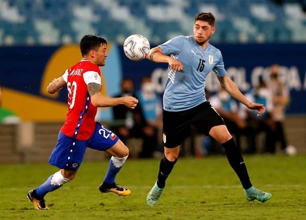 Federico Valverde of Uruguay competes for the ball with Charles Aranguiz of Chile during the match between Uruguay and Chile as part of Conmebol Copa...