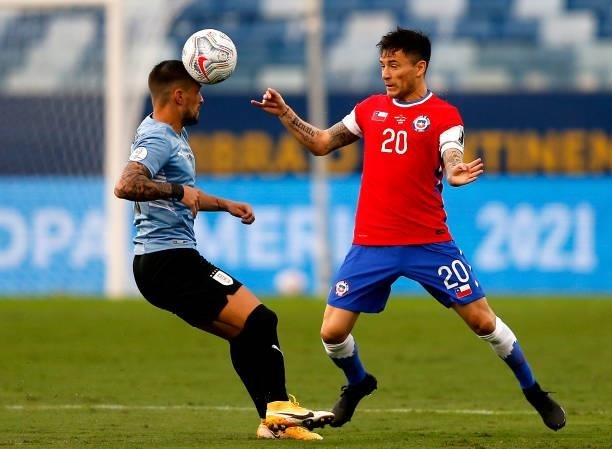 Charles Aranguiz of Chile competes for the ball with Giorgian De Arrascaeta of Uruguay during the match between Uruguay and Chile as part of Conmebol...