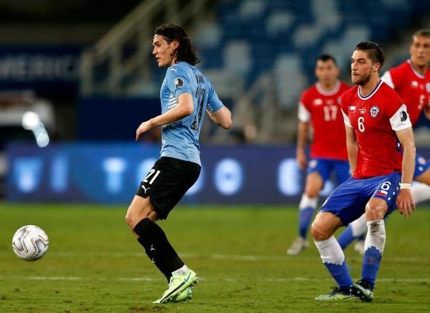 Edinson Cavani of Uruguay competes for the ball with Francisco Sierralta of Chile during the match between Uruguay and Chile as part of Conmebol Copa...
