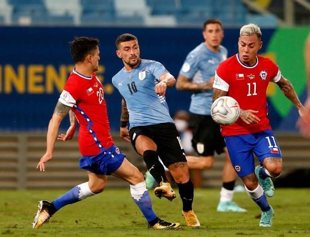 Giorgian De Arrascaeta of Uruguay competes for the ball with Charles Aranguiz and Eduardo Vargas of Chile during the match between Uruguay and Chile...