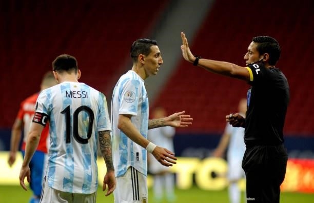 Angel Di Maria of Argentina argues a call with referee Jedus Noel Valenzuela during the match between Argentina and Paraguay at Mane Garrincha...